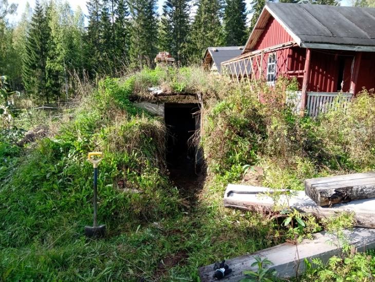 The cellar entrance, all the old parts removed.