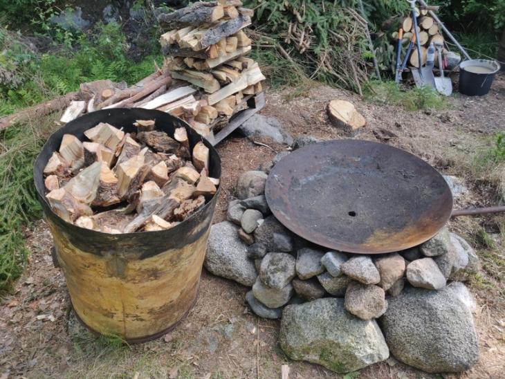 The barrel loaded with pine wood.
